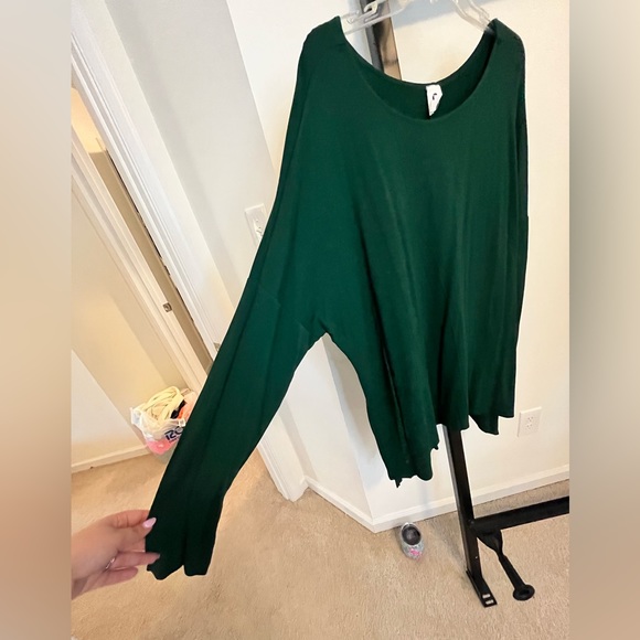 Green Oversized LS Top - Picture 2 of 4